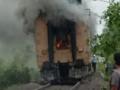 कोकण रेल्वे मार्गावर इलेक्ट्रिक काम करणाऱ्या स्पेशल गाडीला आग - Marathi News | A special electric train caught fire on the Konkan railway line | Latest sindhudurga News at Lokmat.com