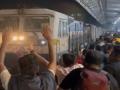 VIDEO: ट्रेन 9 तास उशीराने आली; प्रवाशांनी टाळ्या वाजवून केले स्वागत - Marathi News | VIDEO: Train arrives 9 hours late; passengers applauded | Latest social-viral News at Lokmat.com