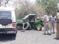 सोनाळा पोलिसांच्या वाहनाला ट्रॅक्टरची धडक  - Marathi News | Sonala police vehicle hit by tractor | Latest buldhana News at Lokmat.com