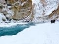 थरार...! लडाखमध्ये चक्क नदीवर करतात ट्रेकिंग - Marathi News | Chadar trek of zanskar region ladakh know about it | Latest travel News at Lokmat.com