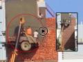 VIDEO: भन्नाट जुगाड! JCB ला ट्रॉली लटकवून मजुरांनी तिसऱ्या मजल्यावर केलं भिंतीला प्लास्टर - Marathi News | Indian Jugaad Video viral where labours plastering building outside wall with trolly hanging on JCB trending | Latest social-viral News at Lokmat.com