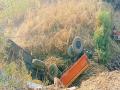 Sangli News: उसाने भरलेली ट्रॅक्टर ट्रॉली ओढ्यात कोसळली, चालक जखमी - Marathi News | Tractor trolley full of sugarcane falls into stream near Rethere dam lake in Sangli, driver injured | Latest sangli News at Lokmat.com