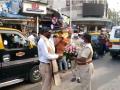 'त्या' ट्रॅफिक पोलीस हवालदाराचा महिला ACP कडून सन्मान, भररस्त्यातच केला सत्कार - Marathi News | 'That' traffic police constable of koliwada was felicitated by the female ACP with a bouquet of flowers | Latest mumbai News at Lokmat.com