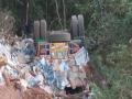 आंबेनळी घाटात फरशी घेऊन जाणारा ट्रक दरीत कोसळला - Marathi News | truck collapsed in the ambenali valley | Latest raigad News at Lokmat.com
