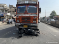 कारचा कट बसला; दुचाकीस्वार थेट रस्त्यावर पडला, डोक्यावरून ट्रकचे चाक गेल्याने मृत्यू - Marathi News | Car hits bike; Biker falls directly on road, dies after truck wheel goes over head | Latest pune News at Lokmat.com