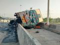 शिरूर चौफुला महामार्गावर दुभाजकावर ट्रक पलटी; जीवितहानी नाही   - Marathi News | pune accident Truck overturns on Shirur-Chowphula highway; no casualties | Latest pune News at Lokmat.com