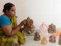 सोलापुरातील महिलांनी साकारले तुरटीपासून इको फ्रेंडली बाप्पा ! - Marathi News | Eco-Friendly Bappa from Solapur Women Realizes the Trumpet! | Latest solapur News at Lokmat.com