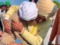 इमरान खानसे कहो, मुझे वीजा दे दे.. - Marathi News | Two Brothers Separated During Partition Meet After 74 Years At Kartarpur | Latest international News at Lokmat.com