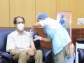 Corona Vaccination : मुख्यमंत्री उद्धव ठाकरे यांनी घेतला कोरोना लसीचा दुसरा डोस - Marathi News | Chief Minister Uddhav Thackeray took the second dose of Corona vaccine mumbai | Latest maharashtra News at Lokmat.com
