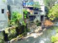 नाल्यातच बेकायदा बांधकामे, पालिकेचे अक्षम्य दुर्लक्ष - Marathi News | Nalawa illegal constructions, incompetent neglect of municipal corporation | Latest thane News at Lokmat.com