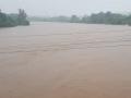 उल्हास नदीला पुर आल्याने नदीकाठच्या गावांना सतर्कतेचा इशारा - Marathi News | Due to heavy rain Ulhas river flooding, Administration alerts to people | Latest thane Videos at Lokmat.com