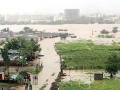 उल्हास नदीच्या रौद्ररूपाने भरली बदलापूरकरांच्या उरात धडकी - Marathi News | The rains of the Badlapurukar filled with the rainy season of the Ulhas river | Latest thane News at Lokmat.com