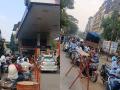 उल्हासनगरात पेट्रोल पंपांवर वाहनांच्या लांबच लांब रांगा, टंचाईच्या अफवेमुळे नागरिकांमध्ये घबराट! - Marathi News | Long Queues at Ulhasnagar Petrol Pumps Amid Fuel Shortage Rumors; Citizens Panic Despite Sufficient Supply | Latest maharashtra News at Lokmat.com