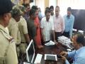 उल्हासनगर पालिका आयुक्त कार्यालयात दुकानादारांचा धिंगाणा  - Marathi News | Shopkeepers scam in Ulhasnagar municipal commissioner's office | Latest thane News at Lokmat.com