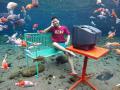 गाळयुक्त 'तळं' स्विमींग अन् सेल्फी स्पॉट बनतं तेव्हा.... - Marathi News | When the muddy 'lake' became swimming and selfie spot in Indonesia | Latest international Photos at Lokmat.com