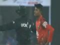 मैदानात पंचांशी भिडला गोलंदाज, पाहा धक्कादायक व्हिडीओ - Marathi News | Bowler fight with the umpires, see shocking video | Latest cricket News at Lokmat.com