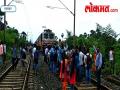 पालघर : उमरोळीत संतप्त प्रवाशांचा रेल रोको - Marathi News | Palghar: Rail roko by passengers at umroli railway station | Latest vasai-virar Videos at Lokmat.com