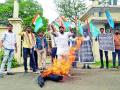 राष्ट्रवादी विद्यार्थी काँग्रेसकडून कुलगुरूंचा पुतळा जाळला - Marathi News | Nationalist student Congress burnt the Vice-Chancellor's statue | Latest nagpur News at Lokmat.com