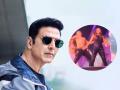 Akshay Kumar : “अरे तुझं वय काय आणि तू...” मौनीसोबत नाचताना अक्षय झाला शर्टलेस, पाहून भडकले चाहते - Marathi News | akshay kumar brutally troll for dancing shirtless with mouni roy | Latest filmy News at Lokmat.com