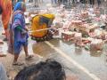 नवरा दारु पिऊन मारतो, दारुचं दुकान बंद होत नाही म्हणून संतापलेल्या बायकांनी पाहा काय केलं, पोलीस हादरले.. - Marathi News | women protest against liquor shop in India husband beats wife after drinking alcohol news alcohol abuse leading to domestic violence angry women protest liquor shop closure liquor shop causing family violence issues | Latest sakhi News at Lokmat.com
