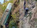 उत्तराखंडमध्ये भीषण अपघात! प्रवाशांनी भरलेली बस खोल दरीत कोसळली; ६ जणांचा जागीच मृत्यू, अनेक जण जखमी - Marathi News | Horrific accident in Uttarakhand! Bus full of passengers falls into deep gorge; 6 killed on the spot, many injured | Latest national News at Lokmat.com