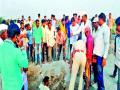 बोअरवेलमध्ये पडला मुलगा - Marathi News | Boy falling in the borewell | Latest pune News at Lokmat.com