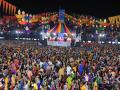बडोद्यात महागरबा; तब्बल ४० हजार भाविक देवीच्या भक्तीत लीन - Marathi News | 40,000 people played garba together in vadodara | Latest national Videos at Lokmat.com