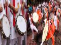 मिरजेतील ढोल-ताशांचा अवघ्या महाराष्ट्रभरात घुमतोय आवाज! - Marathi News | A turnover of crores in the market of musical instruments in Miraj | Latest sangli News at Lokmat.com