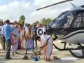 VIDEO : वाहन पूजेसाठी नवीन हेलिकॉप्टर घेऊन व्यावसायिक पोहोचला थेट मंदिराजवळ!  - Marathi News | Hyderabad businessman takes helicopter to temple for 'Vahan Pooja' , Viral video: | Latest social-viral News at Lokmat.com
