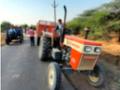 कंचनपूरला वाळूचे दोन ट्रॅक्टर पकडले - Marathi News | Kanchanpur caught two sand tractors | Latest dhule News at Lokmat.com