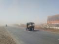 शेतकऱ्यांचे स्वप्न धुळीने माखले! - Marathi News | Farmers' dreams shattered by roadside Dust in Akola | Latest akola News at Lokmat.com