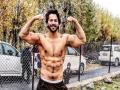 वरूण धवन माइनस तीन डिग्री तापमानात झाला शर्टलेस - Marathi News | Varun Dhawan fell to minus three degrees in shirtless | Latest filmy News at Lokmat.com