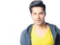 भररस्त्यात वरुण धवनसारखी हिरोगिरी तुम्हीही करताय का? - Marathi News | varun dhawan selfie stunt on road : what about your herogiri? | Latest college-campus News at Lokmat.com