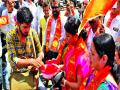 रेल्वे पुलासाठी सेनेचे भीक मांगो; विरोधी पक्षनेत्या किरण चेंदवणकर यांचा निर्धार - Marathi News | Demand for army bridges; Determination of Opposition Leader Kiran Shindekar | Latest vasai-virar News at Lokmat.com