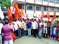नवघर कार्यालयाबाहेर शिवेसेनेचा घंटानाद - Marathi News | Shivsena's protest outside the Navghar office | Latest vasai-virar News at Lokmat.com