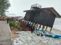 लाटांमुळे सागरेश्वर येथील वुड हाऊसचे नुकसान,एका बाजूने खचले - Marathi News | The waves damaged the Wood House at Sagareshwar, to one side | Latest sindhudurga News at Lokmat.com