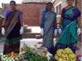 भाजी घ्या भाजी..ताजी ताजी भाजी..! लॉकडाऊनमध्ये लाखाची उलाढाल - Marathi News | Take vegetables .. fresh fresh vegetables ..! | Latest kolhapur News at Lokmat.com