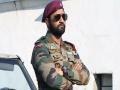 विकी कौशल भारतीय जवानांसोबत घालवतोय वेळ, पाहा त्याचे फोटो - Marathi News | Vicky Kaushal elated to spend time with Indian Army | Latest filmy News at Lokmat.com