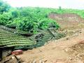 धोकादायक गावांतील नागरिकांना स्थलांतर करण्याचे आदेश - Marathi News | Commuters to move dangerous villages | Latest raigad News at Lokmat.com