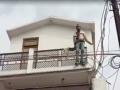 चोराची अशीही नाटकं! रंगेहात पकडल्यानंतर गच्चीवरुन उडी मारण्याची दिली धमकी - Marathi News | madhya pradesh a thief created high voltage drama threatens to jump from roof video viral | Latest social-viral News at Lokmat.com