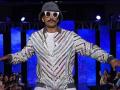 ये सच में बावला हो गया गॉड...! रणवीर सिंगचा रॅम्प वॉक एकदा बघाच!! - Marathi News | ranveer singh ramp walk actor trolled for his weird activities in his friend simone fashion show | Latest filmy News at Lokmat.com