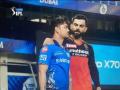 IPL 2021, MI vs RCB : विराट कोहलीनं RCBसाठी सामना जिंकला, पण मुंबई इंडियन्सच्या फॅन्सचं मनही जिंकलं, Video - Marathi News | IPL 2021, MI vs RCB : Virat Kohli has a Chat With crying Ishan Kishan Post Match, Video Goes Viral | Latest cricket News at Lokmat.com
