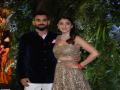 #VirushkaReception : स्टेजवर असताना शाहरुख असं काही म्हणाला की ऐकताच अनुष्कानं विराटला सर्वांसमोर केलं किस - Marathi News | Virushka wedding reception anushka sharma kiss virat kohli after shahrukh dialogue | Latest mumbai News at Lokmat.com