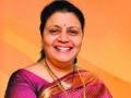 खड्ड्यांमुळे बुरख्यातून फिरण्याची वेळ - Marathi News |  Time to walk through the gutter due to potholes | Latest mumbai News at Lokmat.com