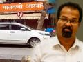 दिव्याखाली अंधार! 'नो पार्किंग'च्या फलकासमोर महापौरांची गाडी पार्क - Marathi News | Mayor Vishwanath Mahadeshwar on a lunch outing parks his car under a No Parking board | Latest mumbai News at Lokmat.com