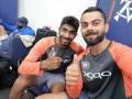IND vs AUS 3rd Test : दिलदार कोहली, विजयानंतर छोट्या चाहत्याला दिली खास भेट - Marathi News | IND vs AUS 3rd Test: Virat Kohli Presents His Batting Pads To A Young Fan After Winning The Third Test Against Australia | Latest cricket News at Lokmat.com