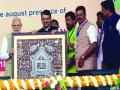 वारली पेंटिंग पाहून मोदी भारावले - Marathi News | Modi fills the Warli painting | Latest thane News at Lokmat.com