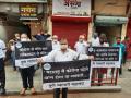 "कोरोना से मरेंगे कम, लॉकडाऊन से मरेंगे हम", माहिती फलके घेऊन व्यापाऱ्यांनी केले आंदोलन - Marathi News | "Krona se marenge kami, lockdown se marenge hum", traders protest with information boards | Latest pune News at Lokmat.com