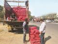 परजिल्हयातील कांदा वाशिम शहरात; मातीमोल भावात विक्री - Marathi News |  Onion of the other district sell in washim by low cost | Latest vashim News at Lokmat.com