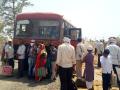 बसमध्ये तांत्रिक बिघाड, प्रवाशांचे उन्हात हाल, तास-दीड तास खोळंबा - Marathi News | In the bus, the technical failure, the traffic of the passengers in the sun, the hour-and-a-half hours detention | Latest vashim News at Lokmat.com